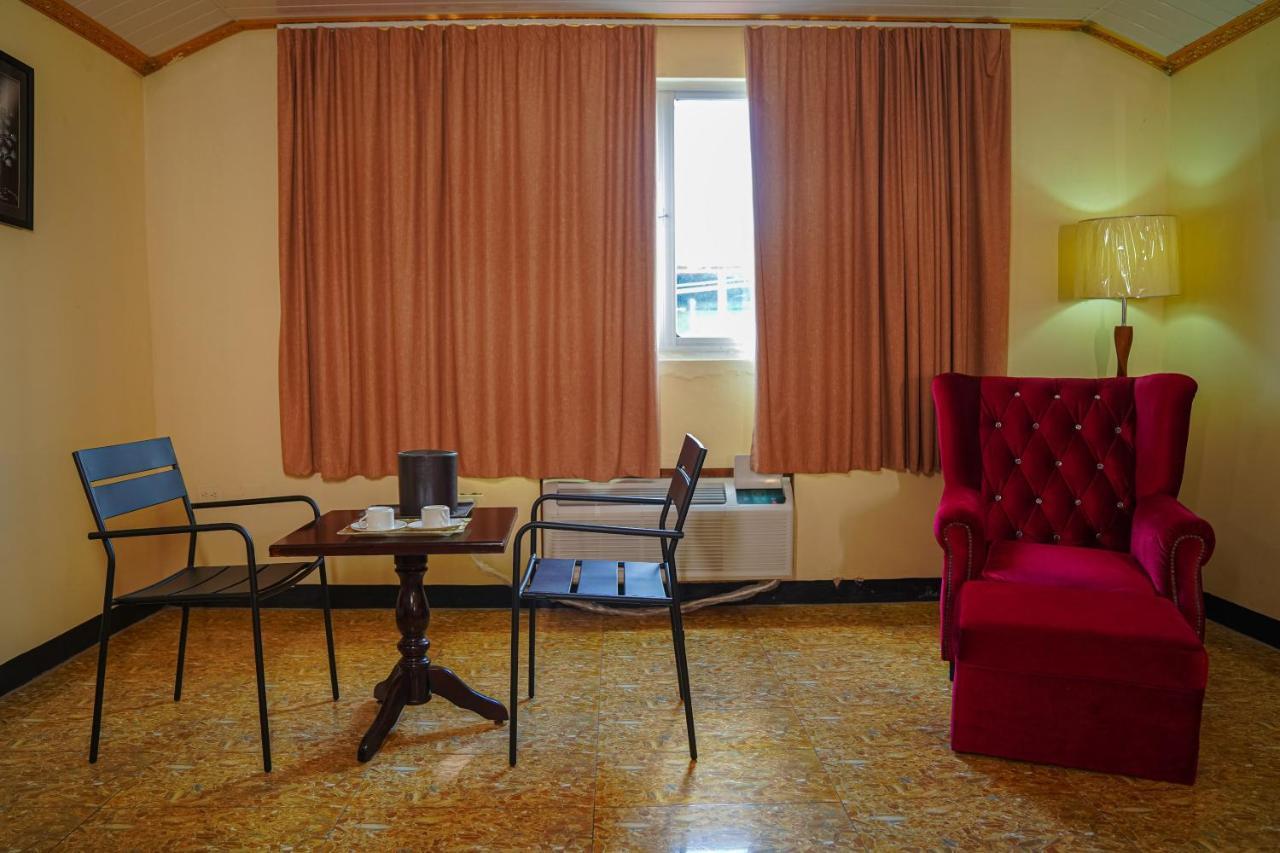 Metro Hotel Couva Екстериор снимка