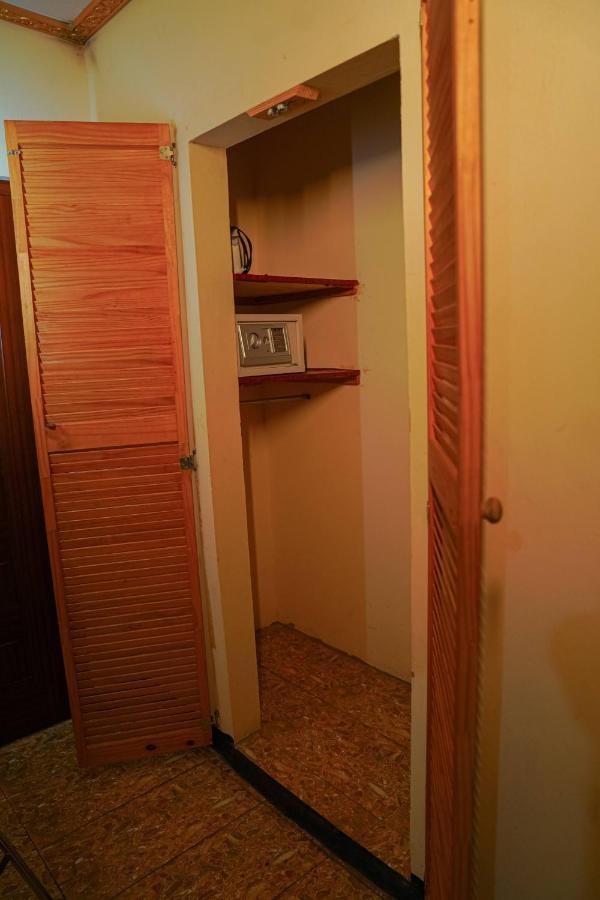 Metro Hotel Couva Екстериор снимка