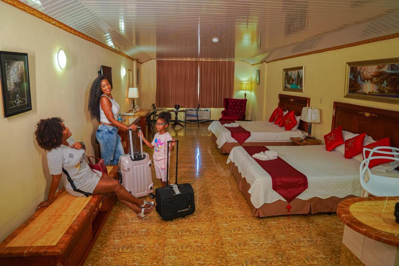 Metro Hotel Couva Екстериор снимка