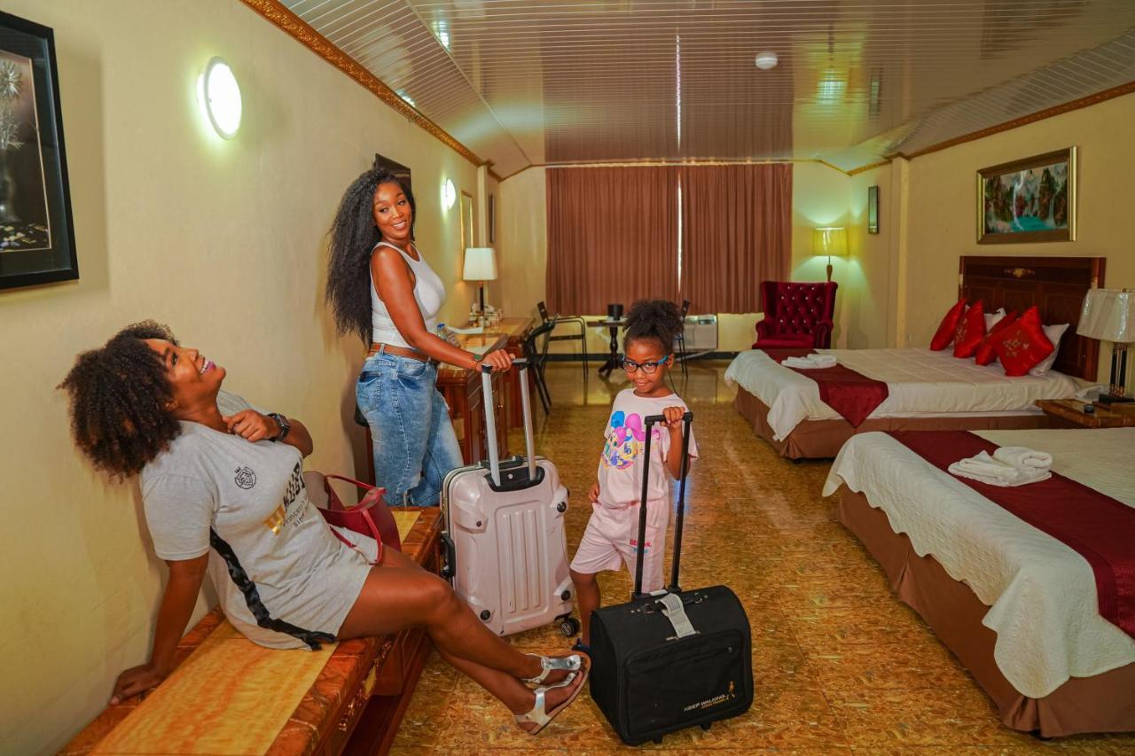 Metro Hotel Couva Екстериор снимка