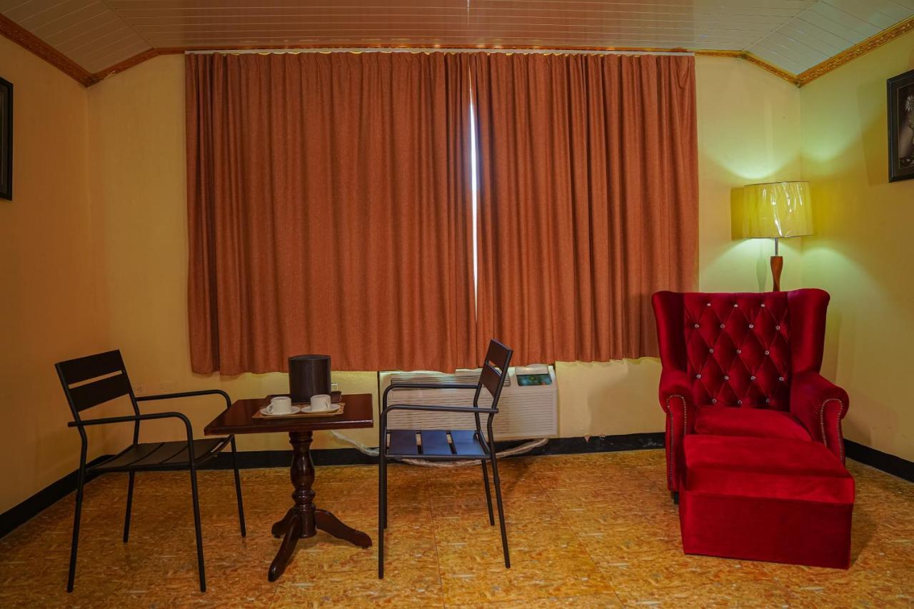 Metro Hotel Couva Екстериор снимка