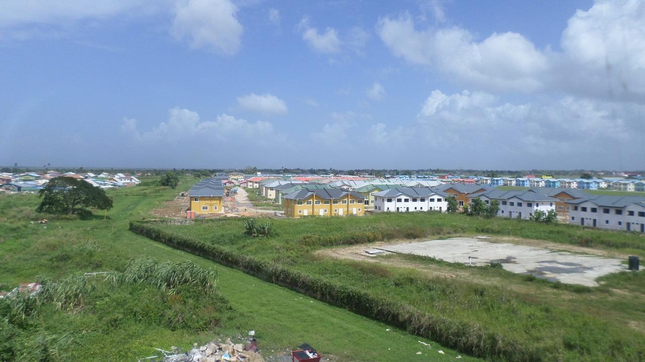 Metro Hotel Couva Екстериор снимка