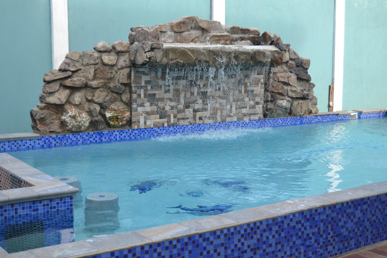 Metro Hotel Couva Екстериор снимка