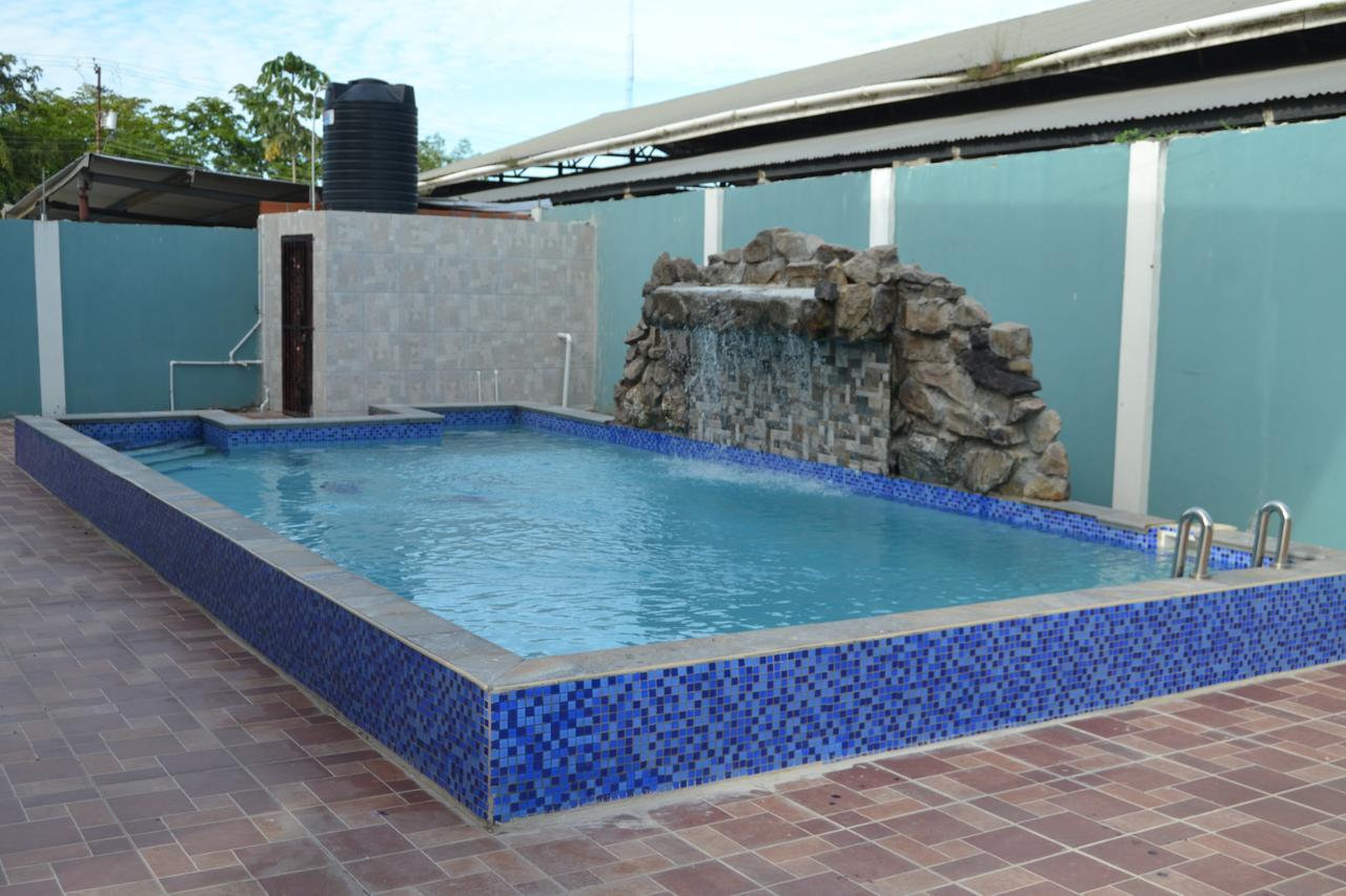 Metro Hotel Couva Екстериор снимка
